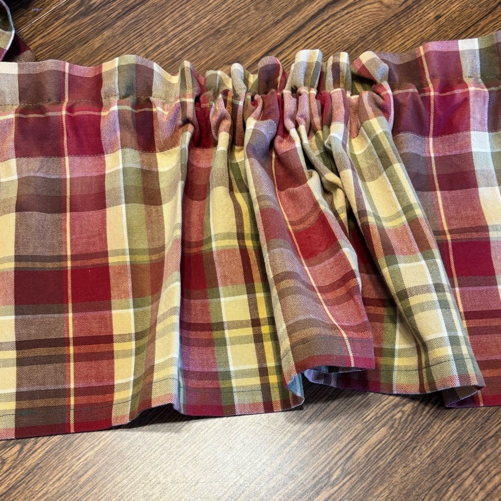 Plaid Curtain Valance by Park Design.  1 panel 
68” x 18”      4 panels 34 x 18”